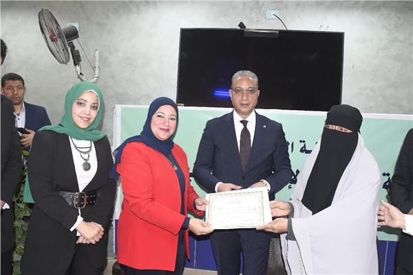 محافظ الفيوم يكرم عدداً من الأمهات المثاليات