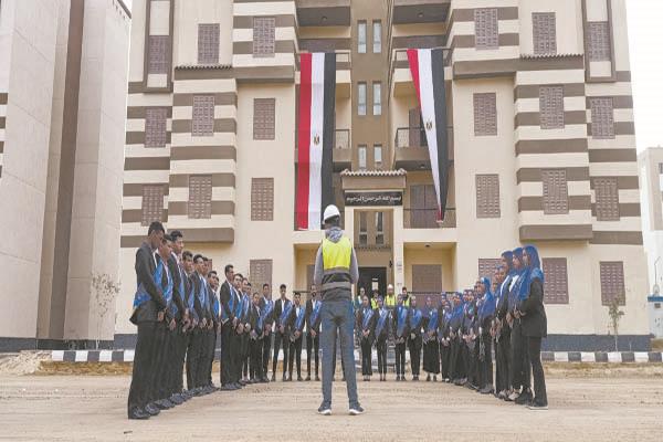 طلاب جامعة السويس خلال زيارة مشروع «سكن لكل المصريين»