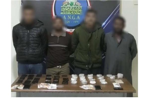 المتهمين امامهم المضبوطات