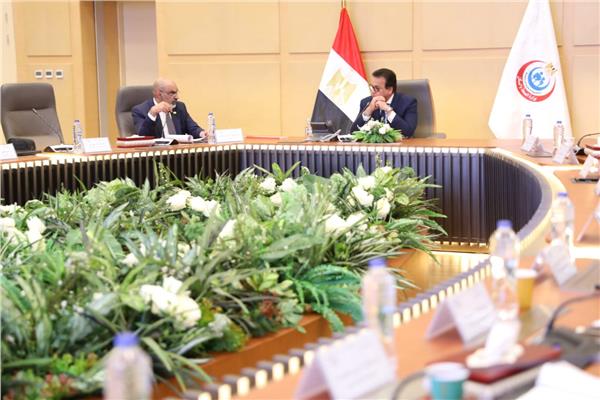 وزير الصحة خلال الاجتماع