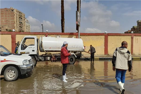محافظ الجيزة يتابع جهود عمليات شفط مياه الأمطار وانتشار المُعدات لتسهيل الحركة المرورية