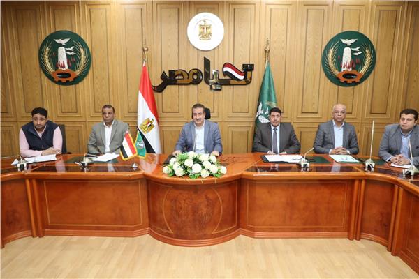  محافظ المنوفية يناقش الموقف التنفيذي لتطبيق قانون المحال العامة الجديد 