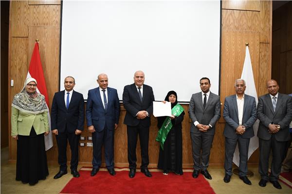 محافظ قنا يكرم الأمهات المثاليات 