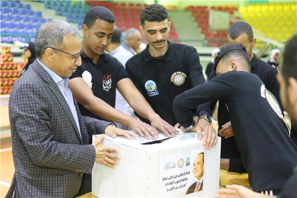 رئيس جامعة جنوب الوادى يتفقد معرض طلاب من أجل مصر لتجهيز شنط رمضان 