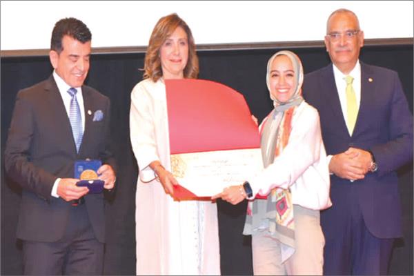 الوزيرة تسلم الجوائز