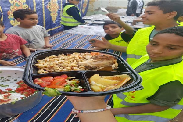 شباب يجهزون الوجبات والعصائر والتمور والحلوى
