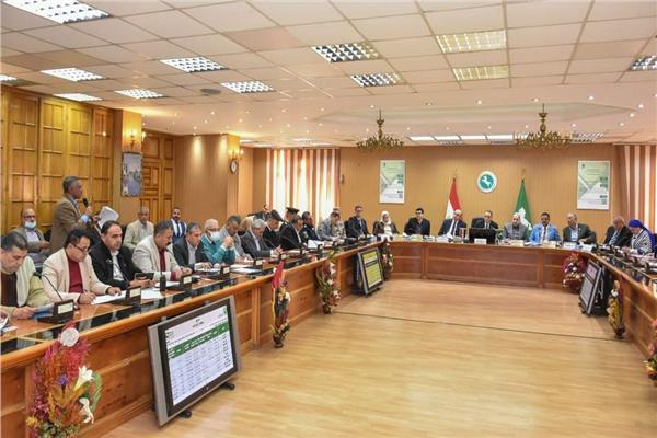 محافظ الشرقية خلال الاجتماع