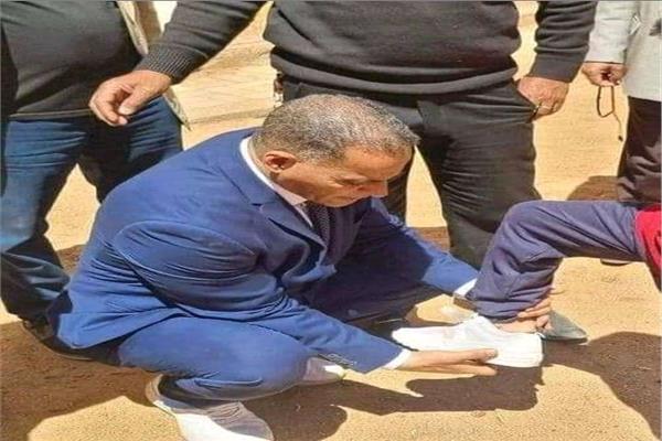 وكيل تعليم أسيوط يشتري حذاء التلميذ خلال جولته ويجلس ليساعده في ارتداءه