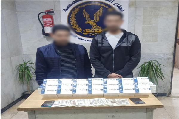 المتهمون وبحوزتهما المضبوطات