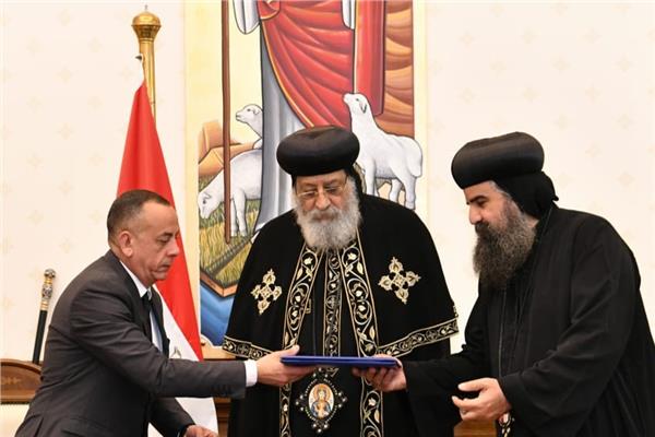 البابا تواضروس والدكتور مصطفى وزيري خلال توقيع العقد