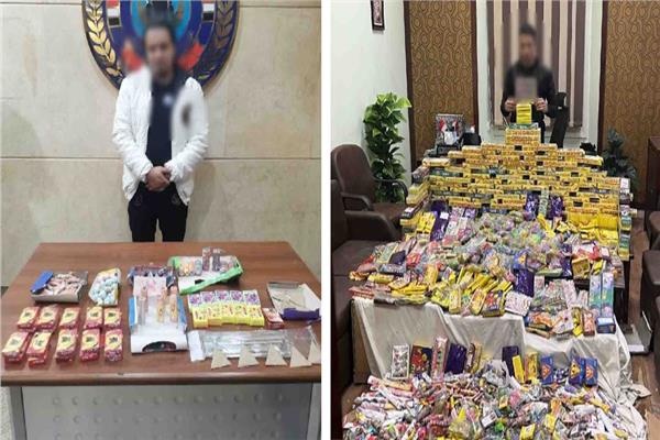 المتهمان وأمامهما المضبوطات