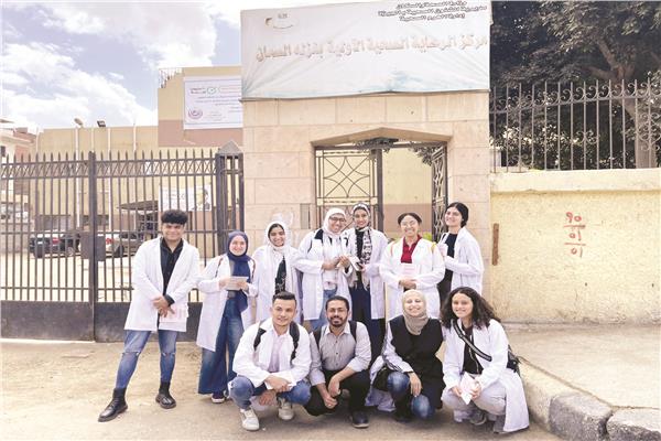 الأطباء المشاركين في مبادرة بالطو أبيض