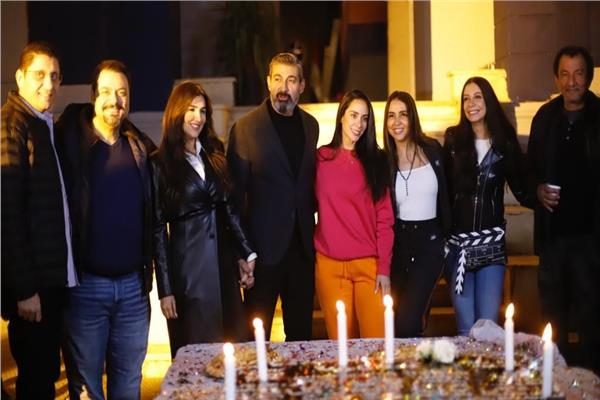 أسرة علاقة مشروعة تحتفل بنهاية التصوير ونجاح المسلسل 