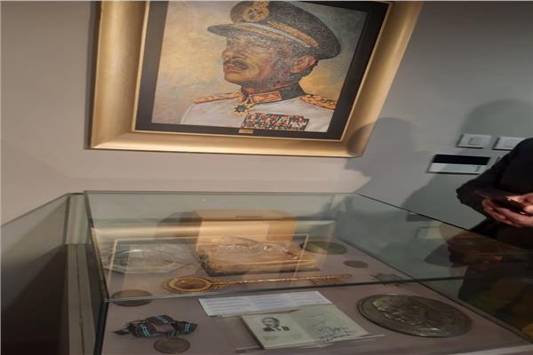 صورة لباسبور السادات معروضة داخل مكتبة الإسكندرية