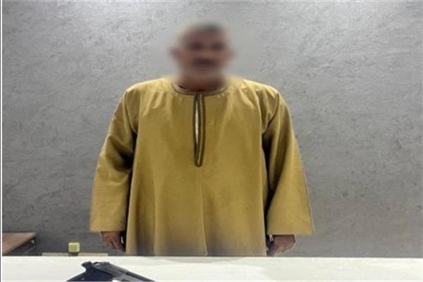 المتهم وبحوزته المضبوطات