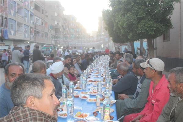 مائدة المحبة في رمضان بنجع حمادي تجمع جميع الطوائف