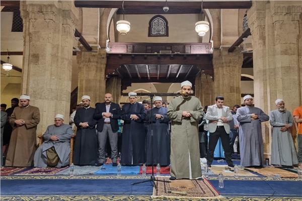 آلاف المصلين يؤدون العشاء والتراويح بالجامع الأزهر
