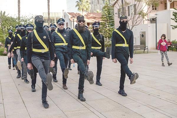 متظاهرون مناهضون للحكومة يلعبون دور قوات الحرس الوطني  في تل أبيب   