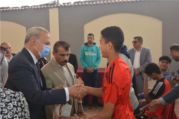محافظ القليوبية يزور الأطفال الأيتام بمؤسسة البنين والبنات للإطمئنان عليهم وتقديم الهدايا لهم