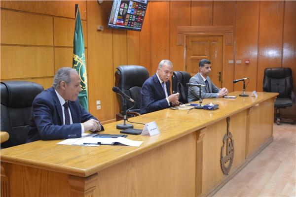 عبد الحميد الهجان محافظ القليوبية خلال الاجتماع