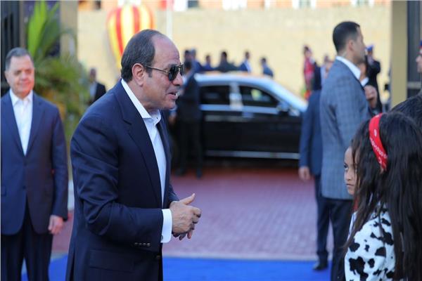 الرئيس عبد الفتاح السيسي مع أطفال الأسمرات