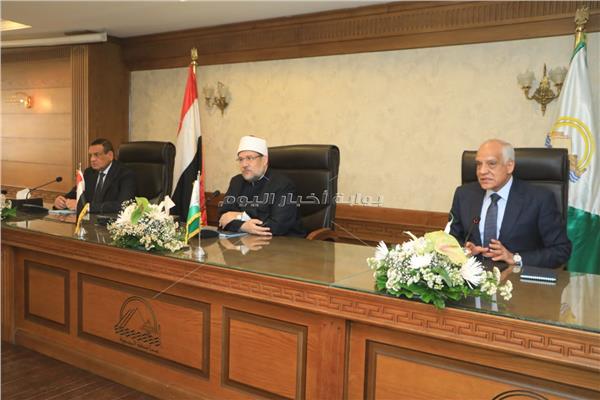 محافظ الجيزة ووزيري الأوقاف والتنمية المحلية خلال لقاء قيادات الدعوة بالمحافظة