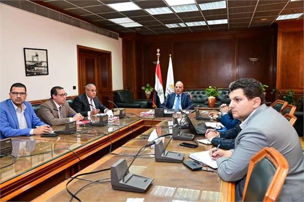 اجتماع وزير الرى مع  مسئولى الوزارة