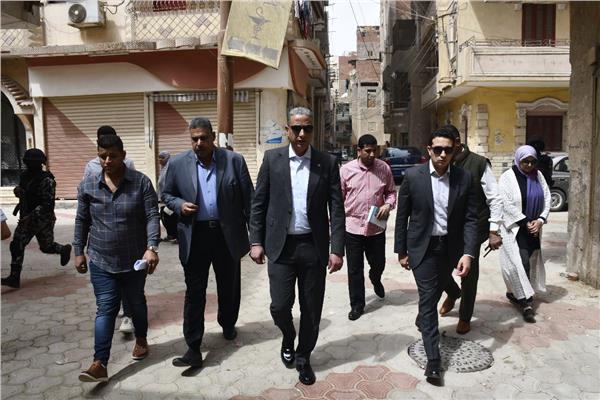 محافظ الفيوم يتفقد أعمال الرصف وتركيب الإنترلوك بشوارع المدينة
