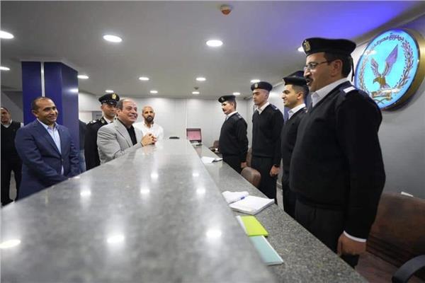 الرئيس السيسي خلال حديثه مع ضباط قسم مدينة نصر