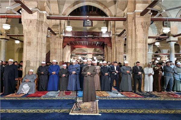 الجامع الأزهر يستقبل المصلين لأداء صلاة التهجد