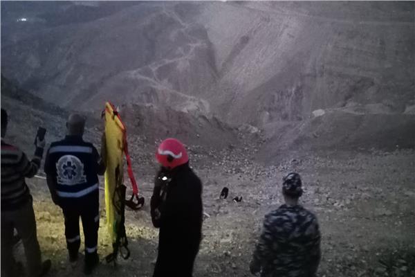  الحماية المدنية وإسعاف السويس ينقذان طالب سقط من جبل الجلالة