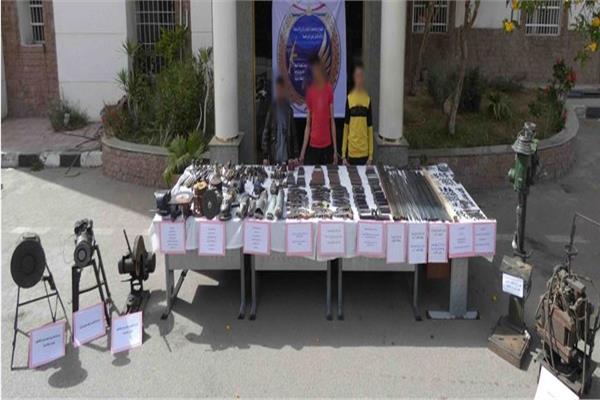 المتهمين وبحوزتهما المضبوطات