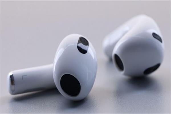 سماعات AirPods