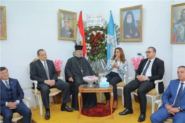 الدكتورة منال عوض محافظ دمياط يرافقها اللواء حسام توفيق مساعد وزير الداخلية