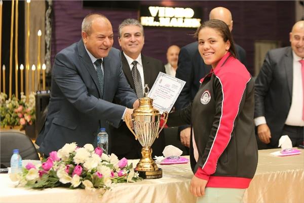 لاعبة كهرباء الإسماعيلية تحقق رقم قياسي عالمي جديد في رفع الأثقال 