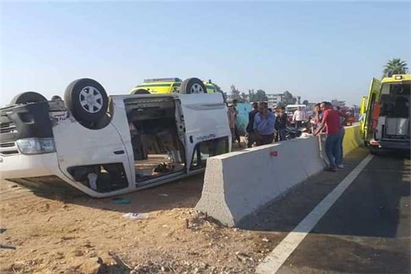 انقلاب ميكروباص بالطريق الغربي بالمنيا - صورة أرشيفية 