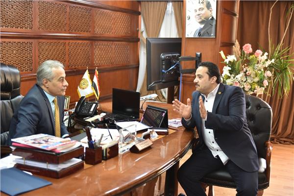 محرر بوابة أخبار اليوم خلال حواره مع حسن شحاتة وزير القوى العاملة