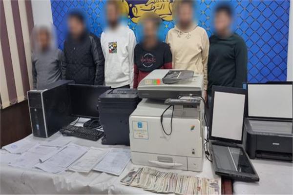 المتهمون وأمامهم المضبوطات