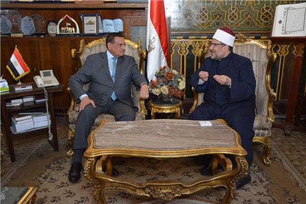 الدكتور محمد مختار جمعة أثناء استقباله اللواء هشام آمنه وزير التنمية المحلية