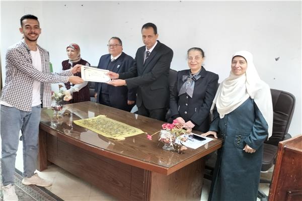 تسليم شهادات ختام البرامج التدريبية 