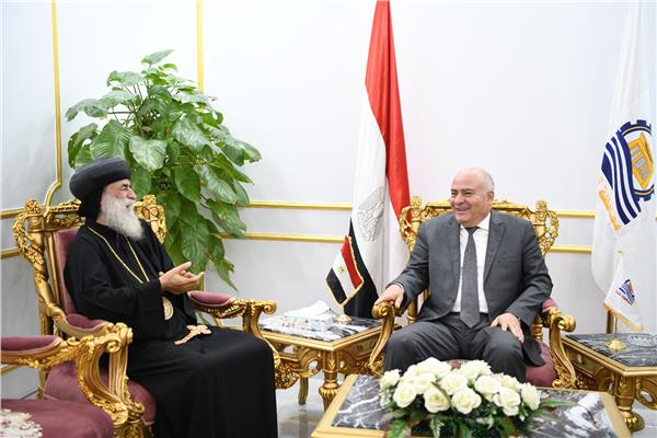 محافظ قنا يستقبل المطران بيمن 