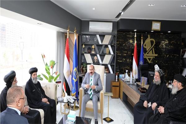 وفد الكنيسة الأرثوذكسية يقدم التهنئة لمحافظ أسوان