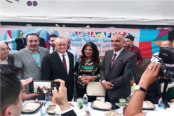 سفير روسيا في مصر جيورجي بوريسينكو مع المدعوين