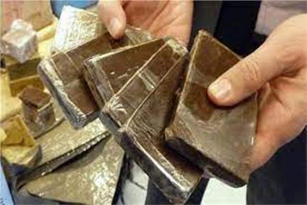 قبل العيد.. سقوط ديلر قليوب بكيلو حشيش وهيروين