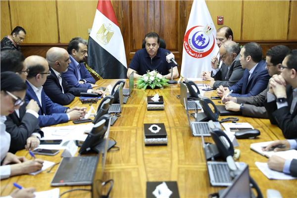 وزير الصحة خلال الاجتماع