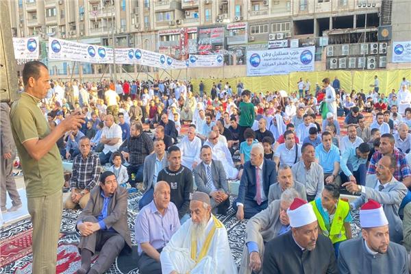الآلاف يؤدون صلاة عيد الفطر المبارك بساحة أرض الملاعب بمحافظة أسيوط 
