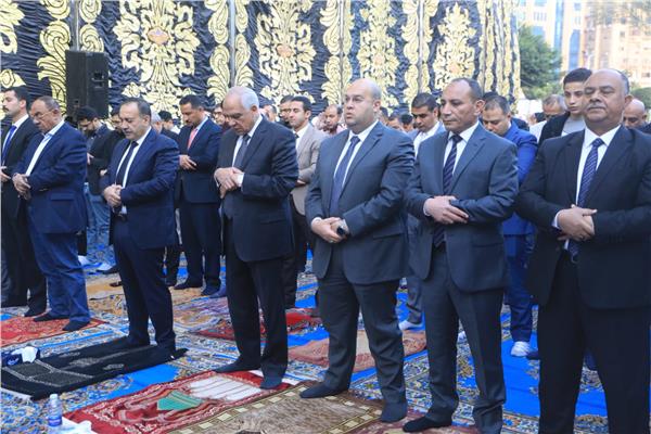محافظ الجيزة يؤدى شعائر صلاة عيد الفطر المبارك بساحة مسجد مصطفى محمود بالدقى