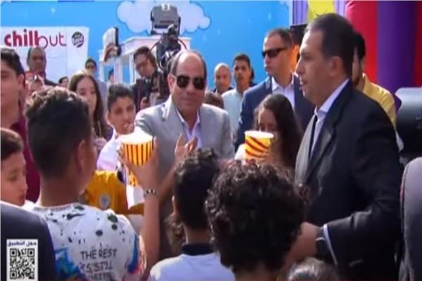 الرئيس عبد الفتاح السيسي وسط أبناء الشهداء