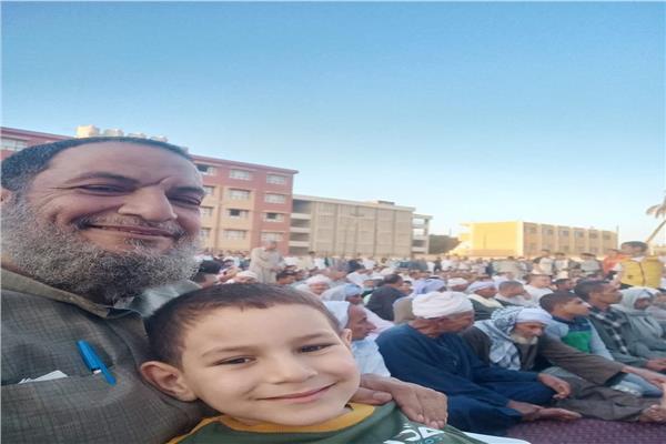 المنياوية يحتفلون بعيد الفطر بإلتقاط صور السيلفي  