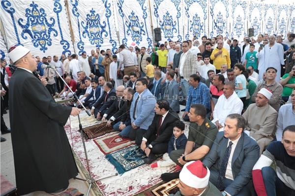 محافظ بني سويف يؤدي صلاة العيد